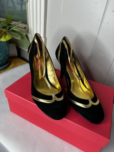 NWB Betsey Johnson Kenley Suede pumps Black with NWT Gold Strap