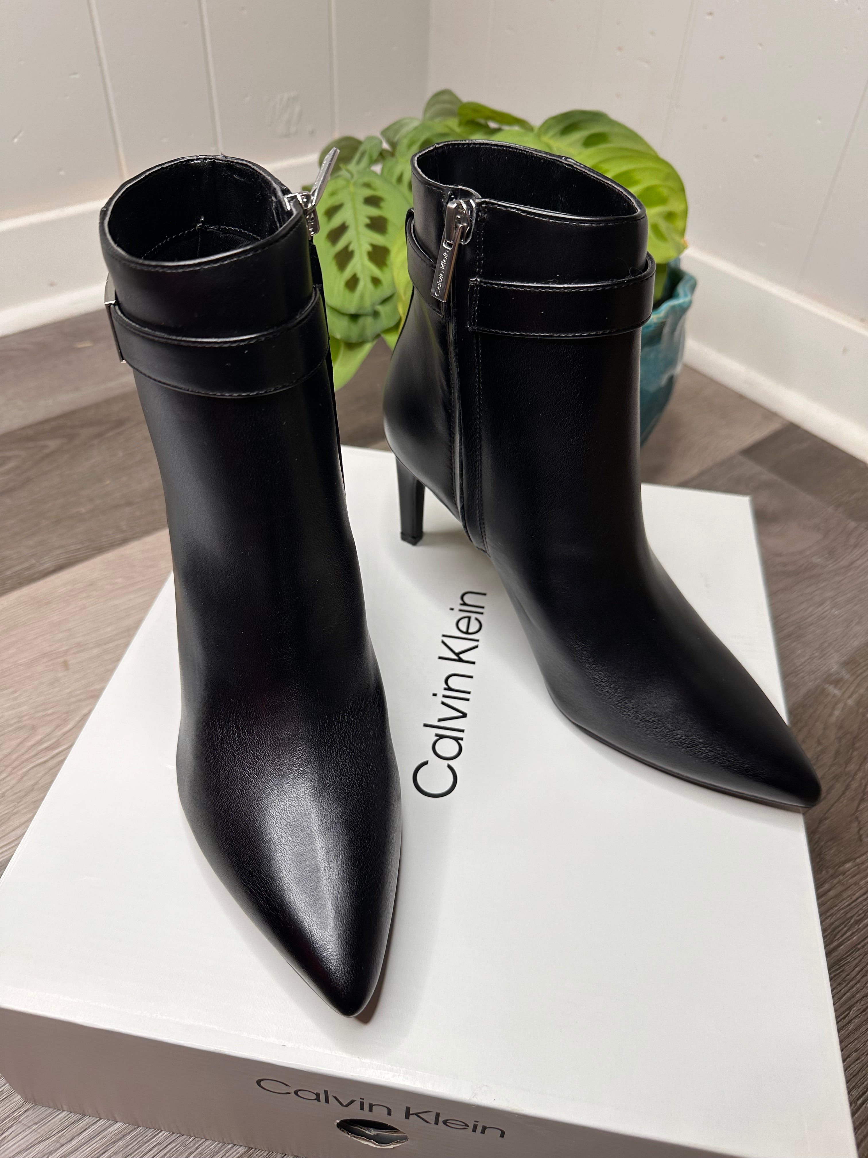 Calvin Klein Women's Sarity Ankle Boot 6M