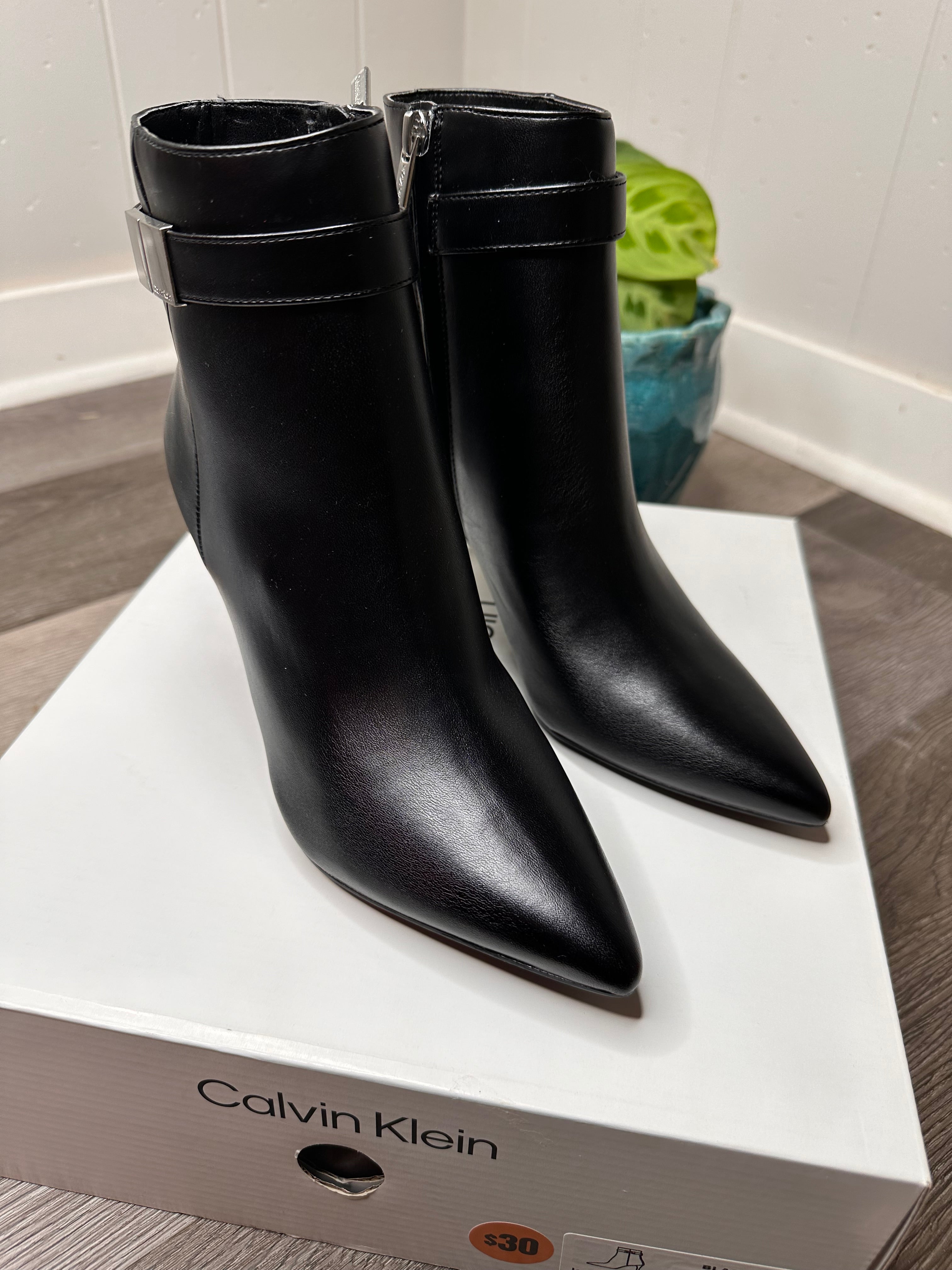 Calvin Klein Women's Sarity Ankle Boot 6M