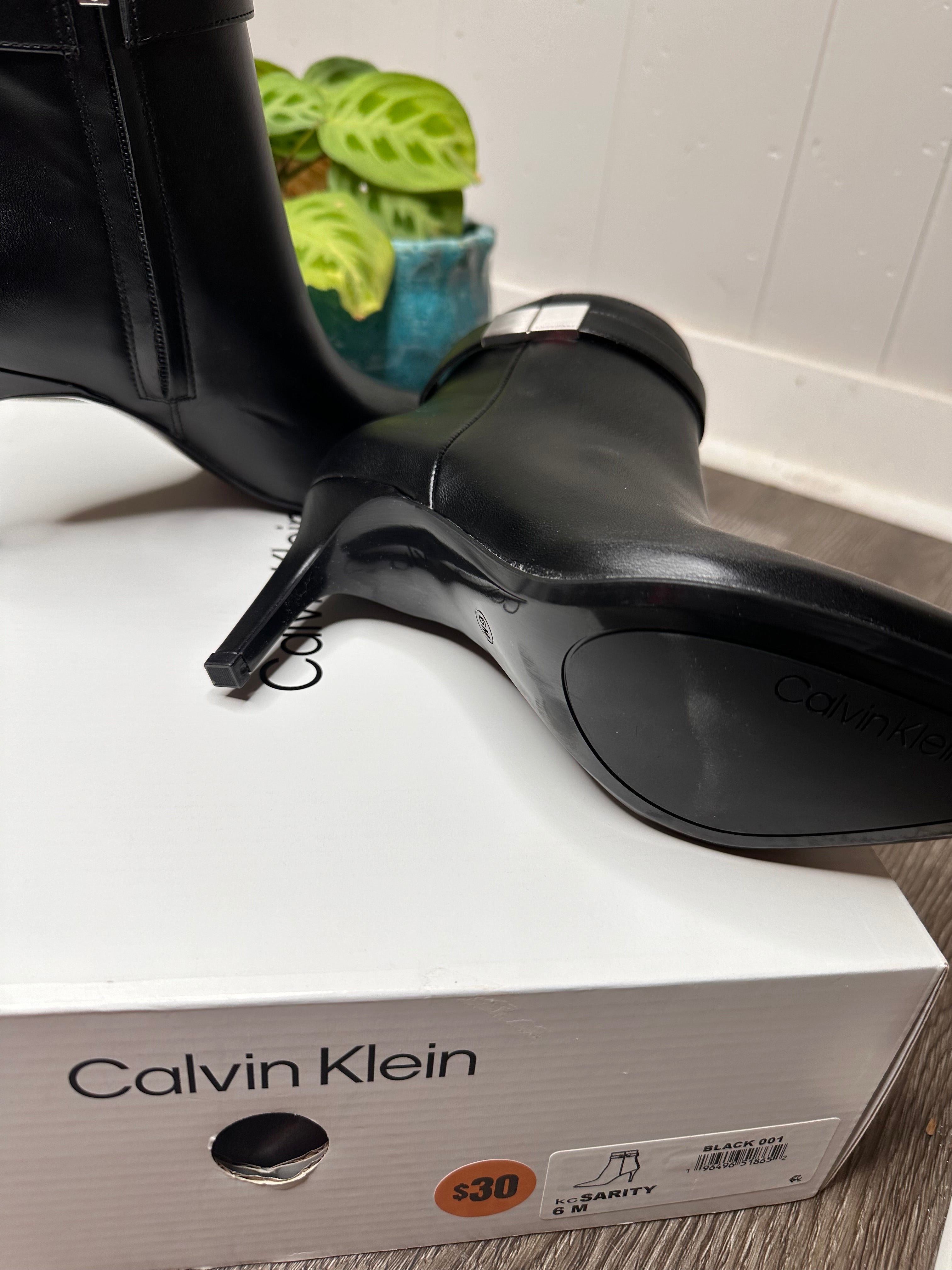 Calvin Klein Women's Sarity Ankle Boot 6M