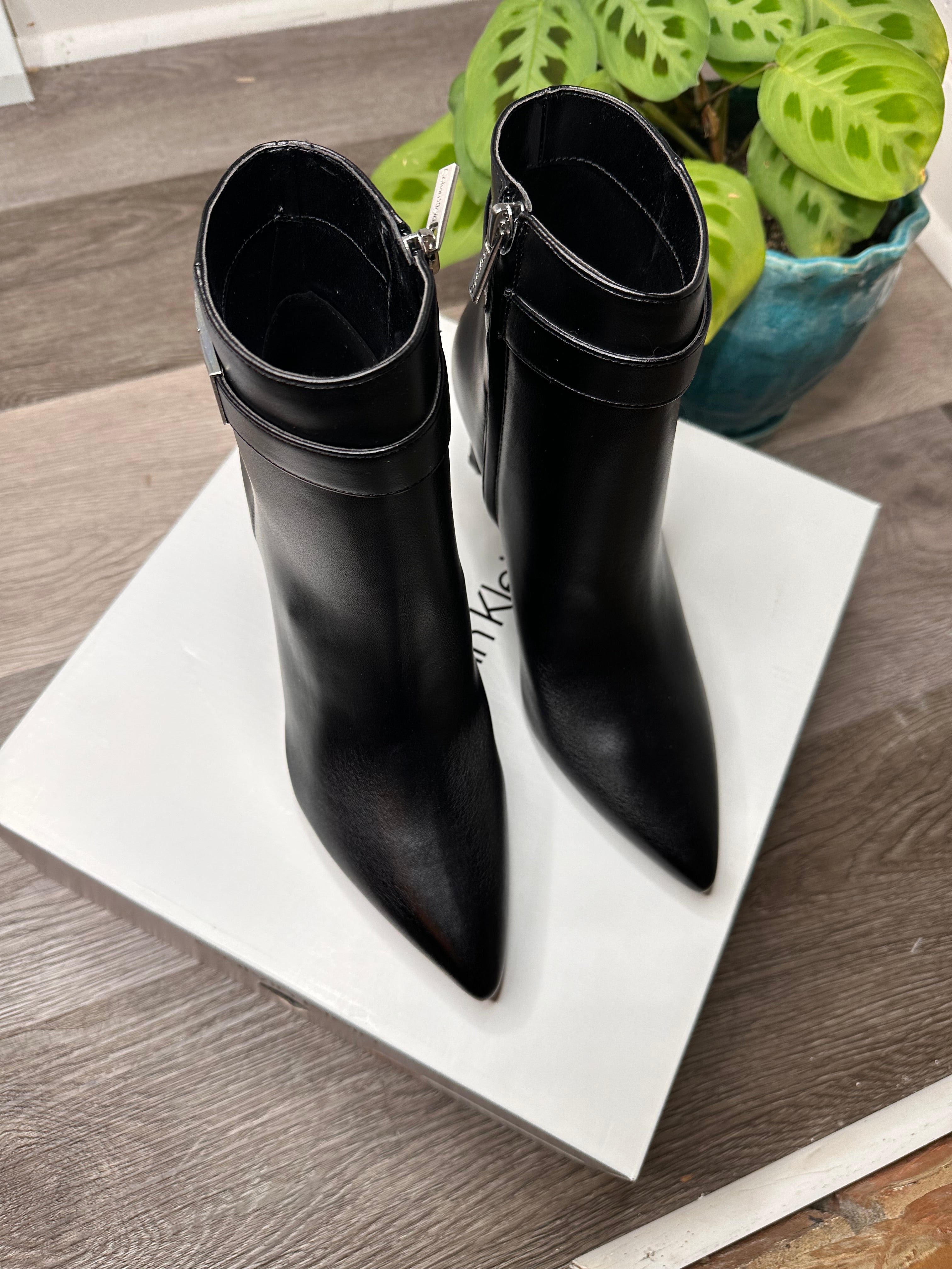 Calvin Klein Women's Sarity Ankle Boot 6M