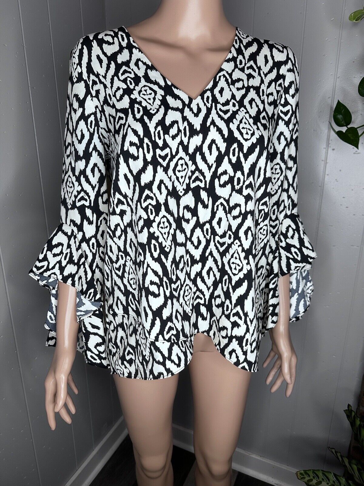 NWT Vince Camuto Rich Black Desert Summer V-Neck Ikat Balloon Sleeve Top S