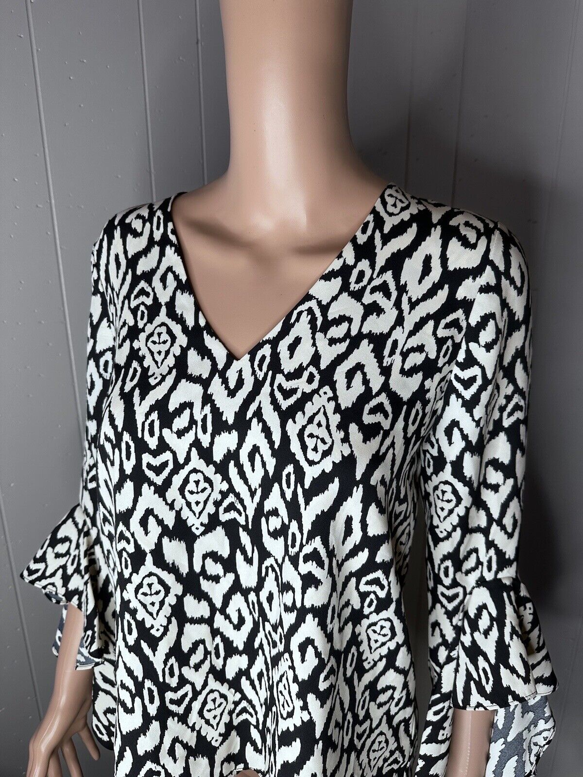 NWT Vince Camuto Rich Black Desert Summer V-Neck Ikat Balloon Sleeve Top S