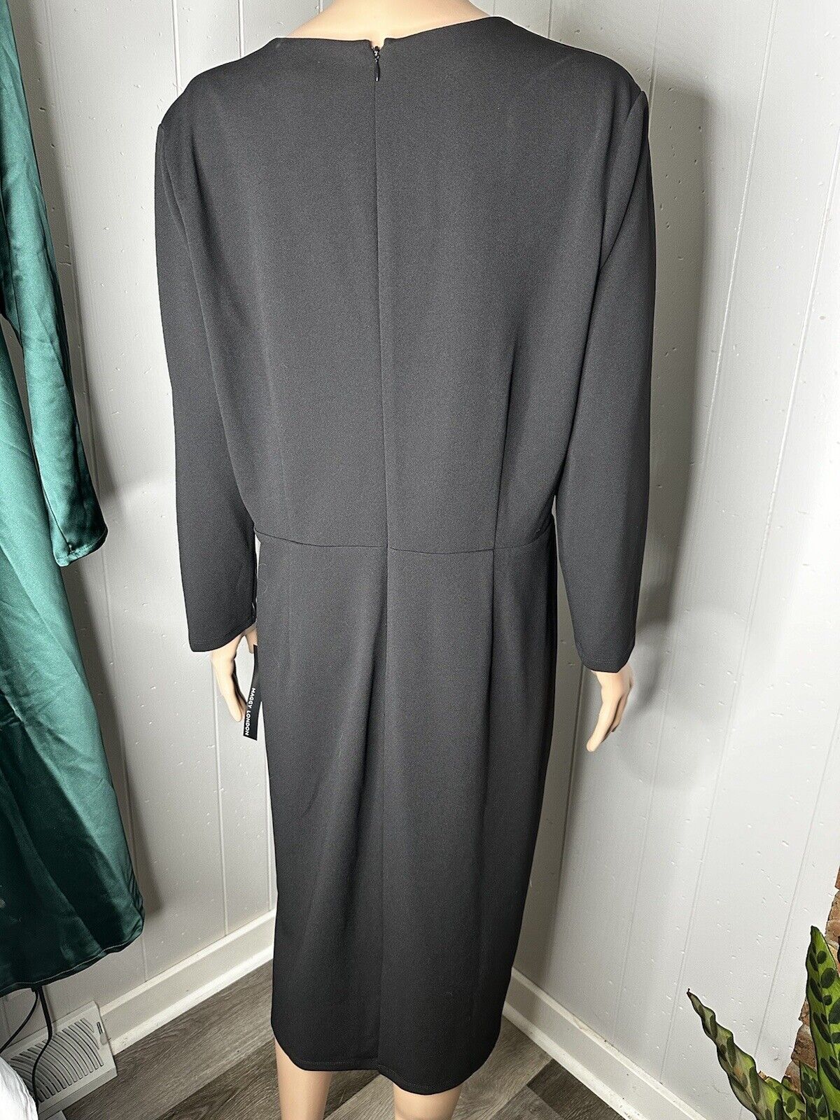 Maggy London Women's Plus Size Notched V-Neck Sophisticated Sheath Dress 14