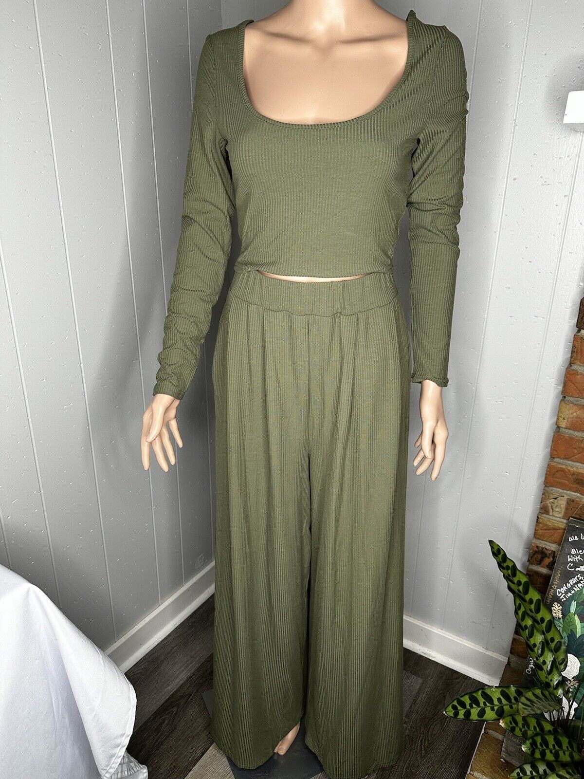 Green long sleeve two piece outfit