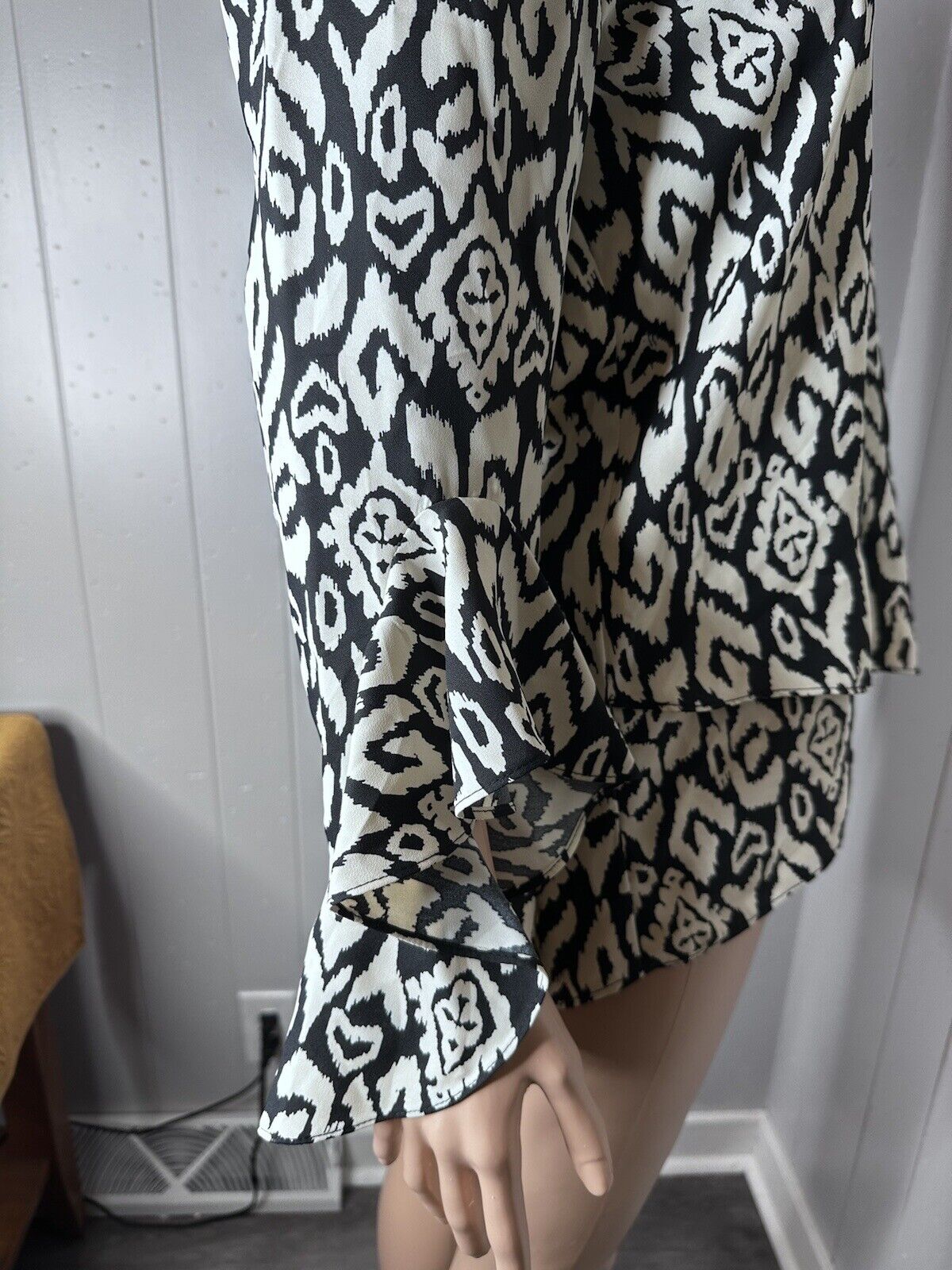NWT Vince Camuto Rich Black Desert Summer V-Neck Ikat Balloon Sleeve Top S