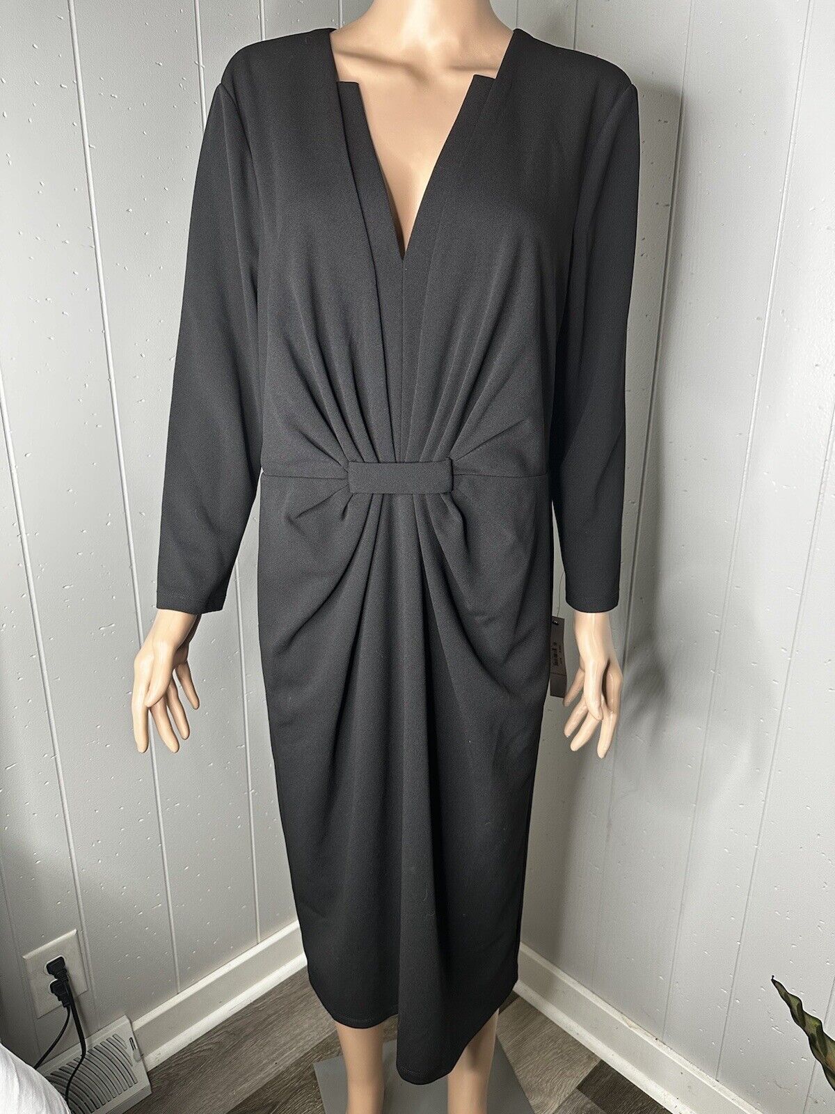 Maggy London Women's Plus Size Notched V-Neck Sophisticated Sheath Dress 14